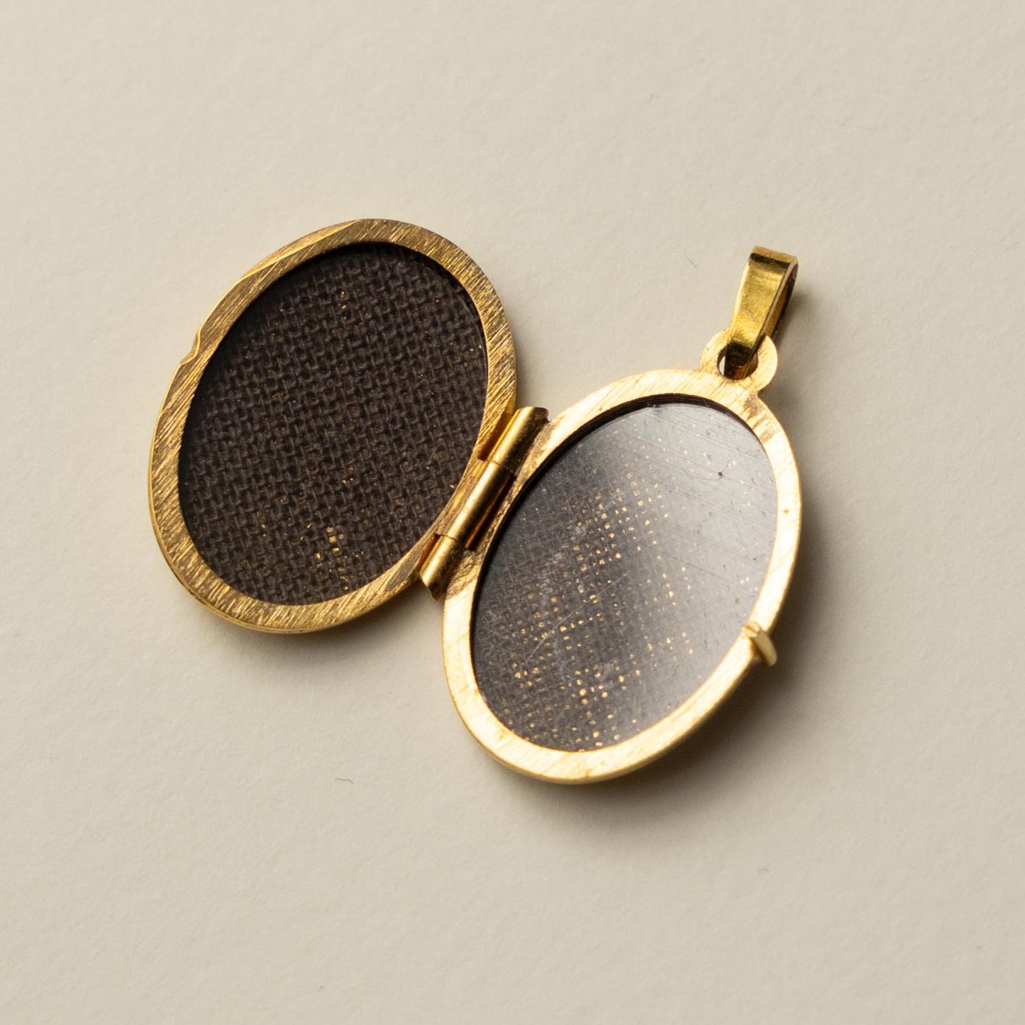 9ct engraved locket pendant