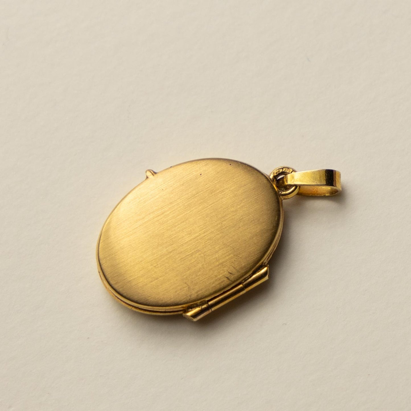9ct engraved locket pendant