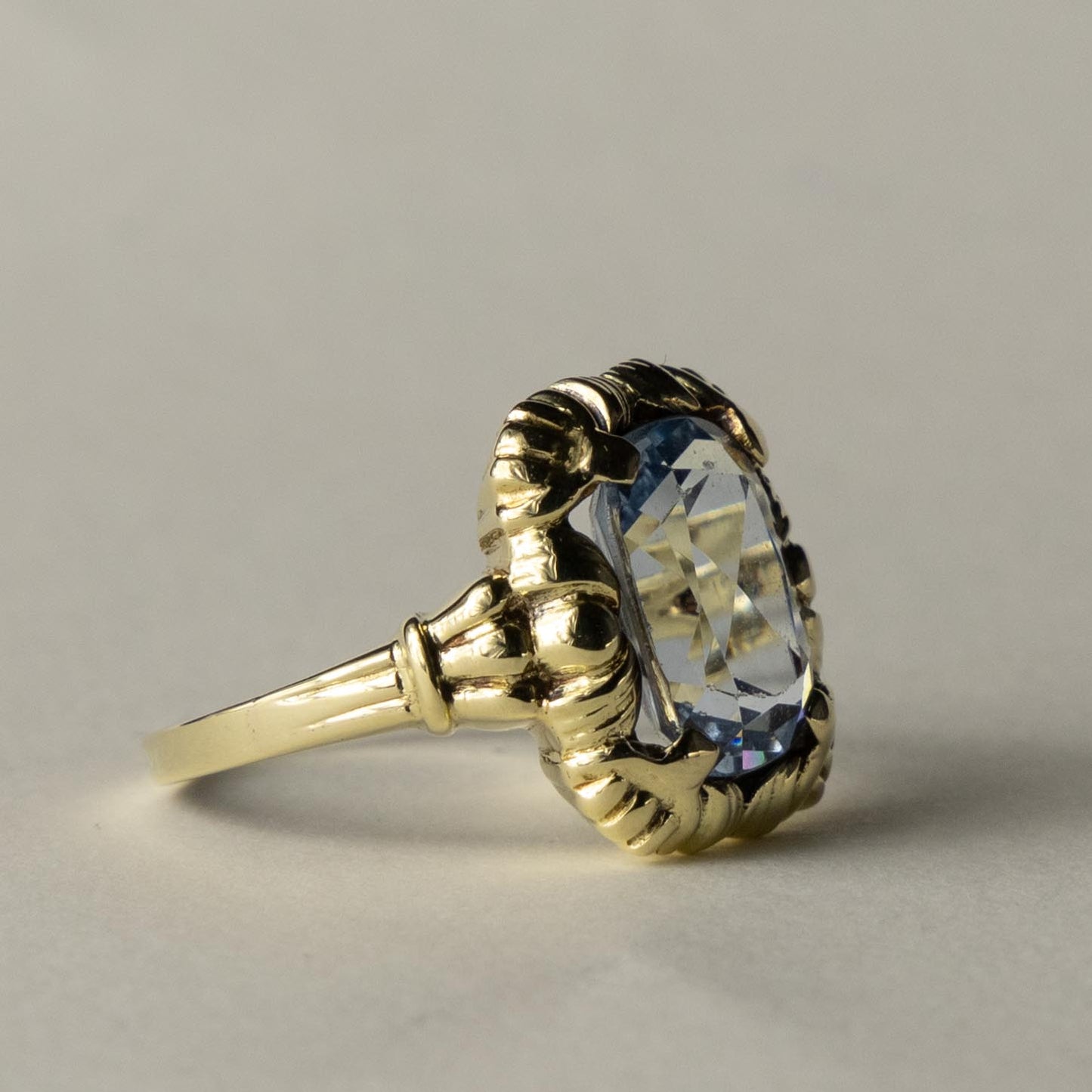 14ct topaz decorated ring