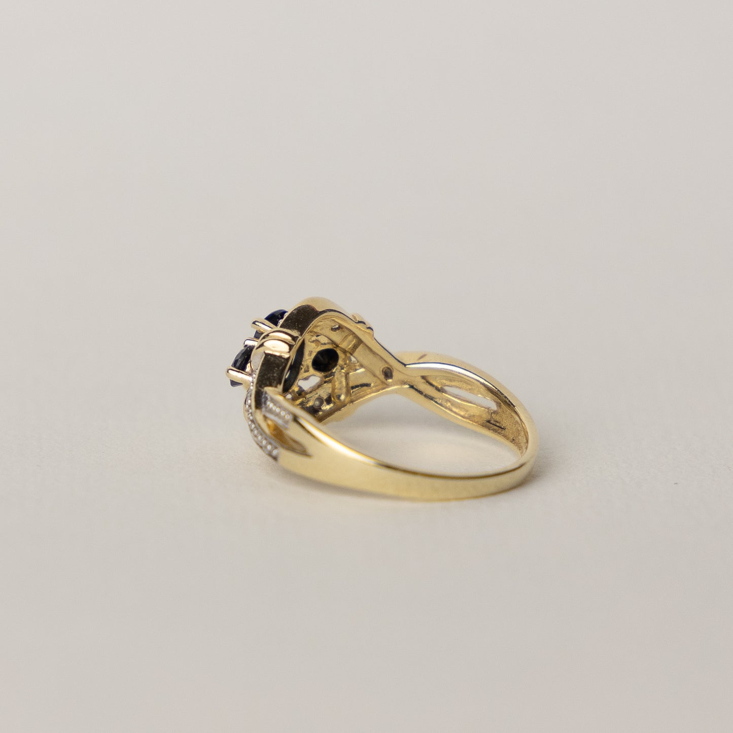 9 carat gold sapphire diamond ring