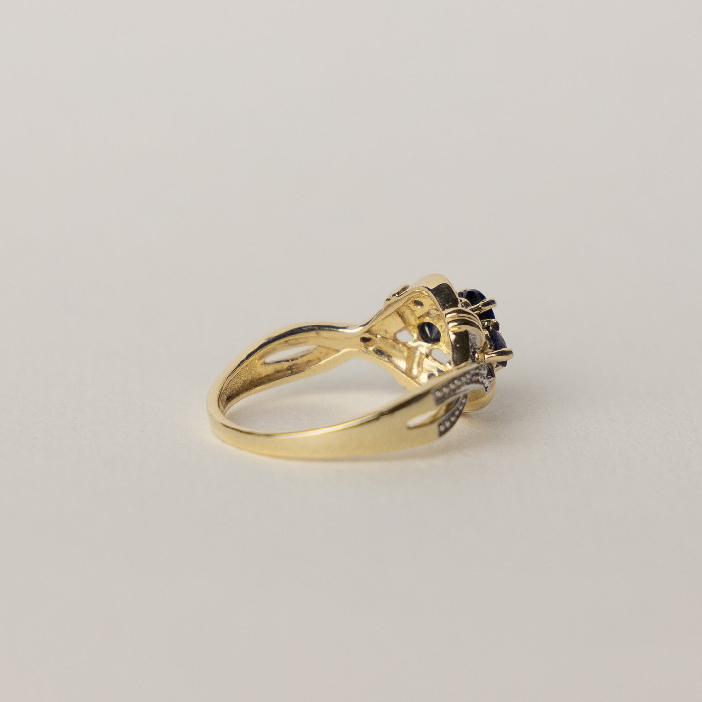 9 carat gold sapphire diamond ring