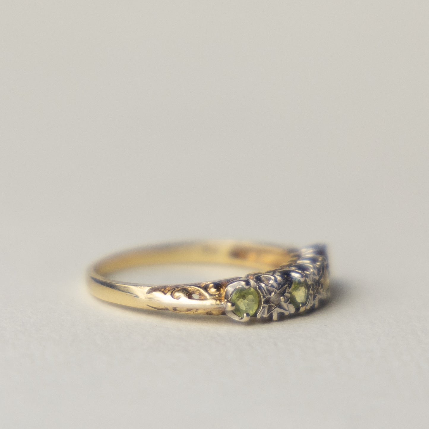 9 carat peridot and diamond ring