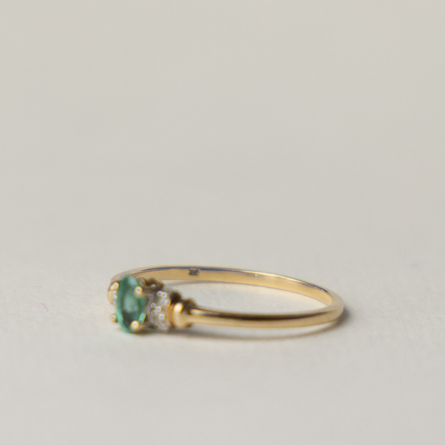 9 carat oval cut emerald diamond ring