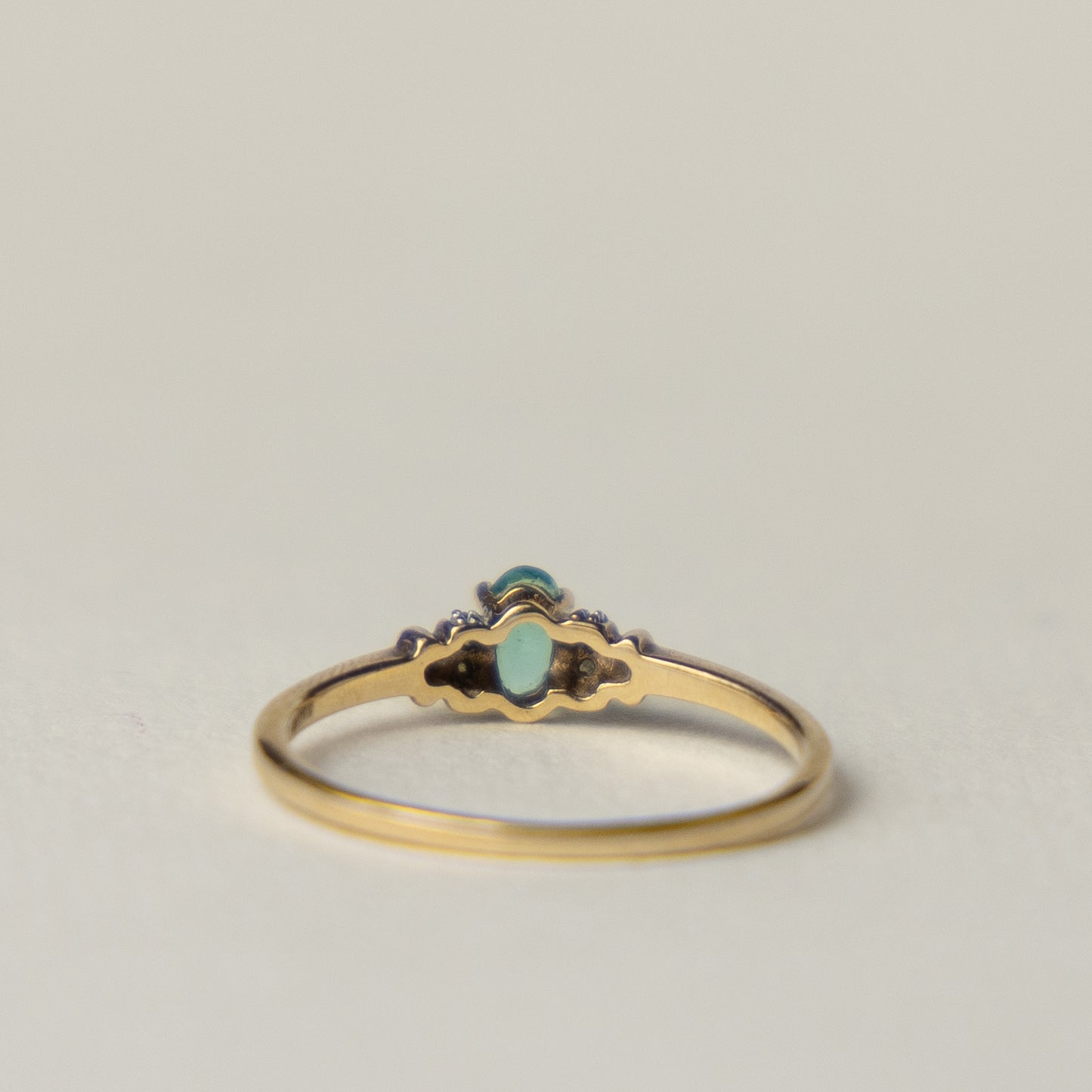 9 carat oval cut emerald diamond ring