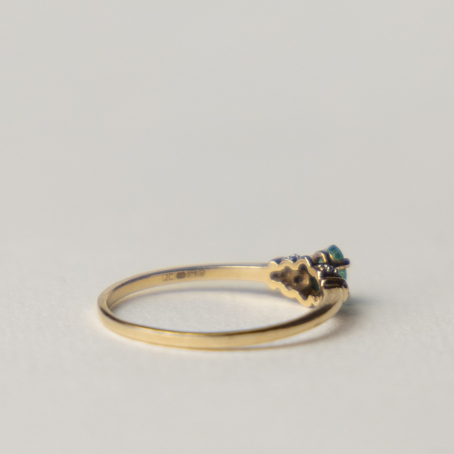 9 carat oval cut emerald diamond ring