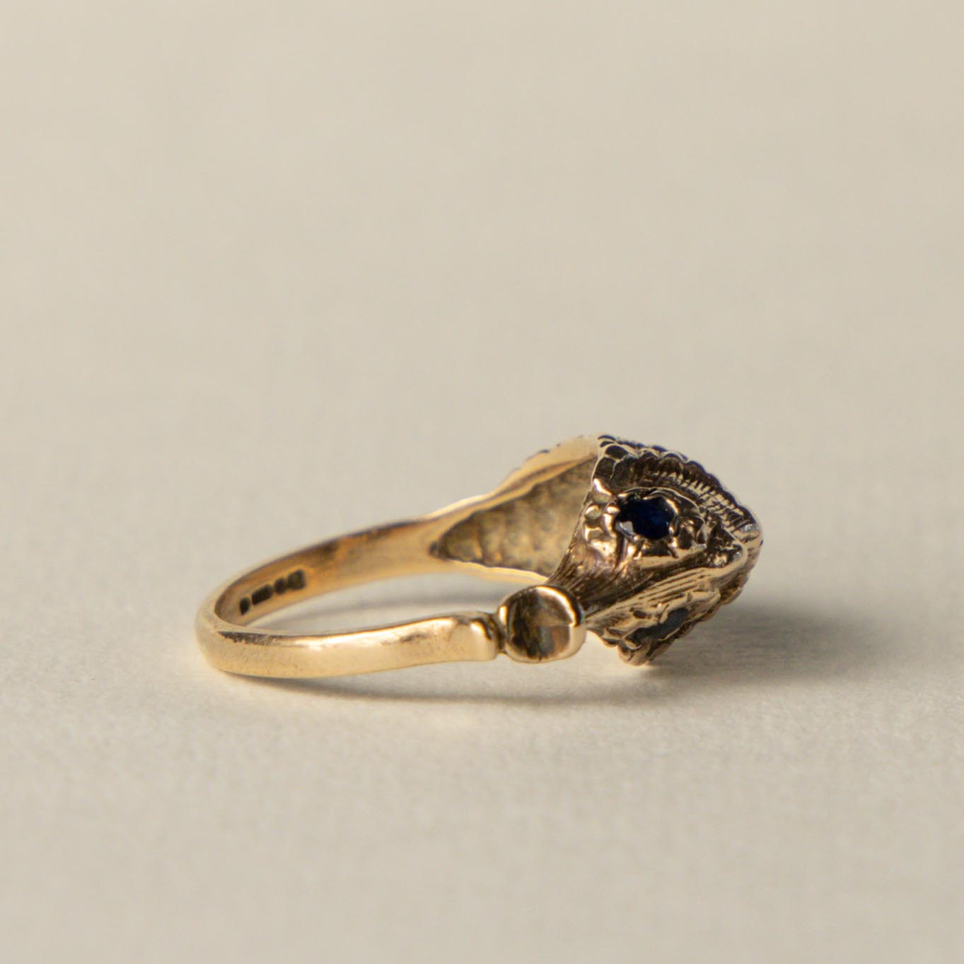9ct seahorse sapphire ring