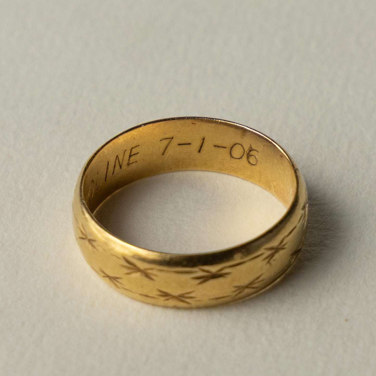 vintage 18ct gold patterned band ring