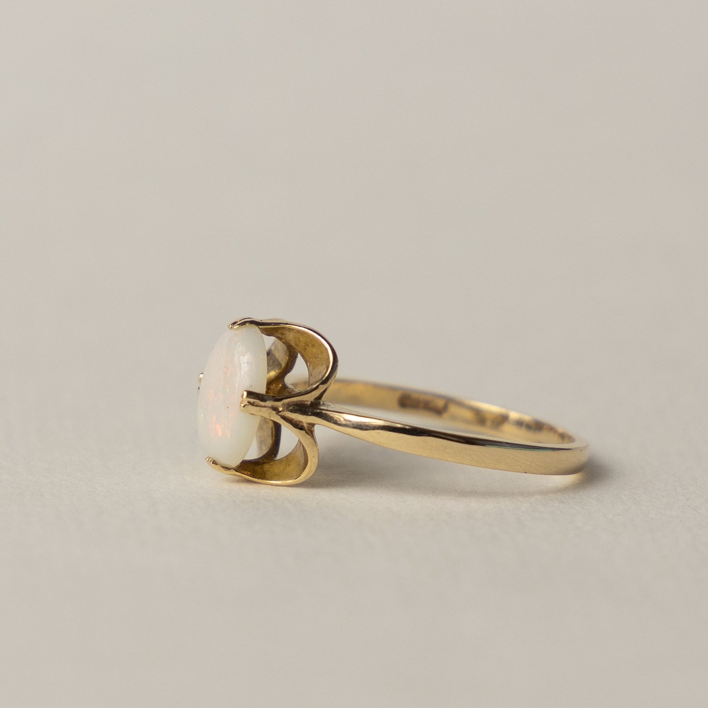 9 carat opal claw set ring