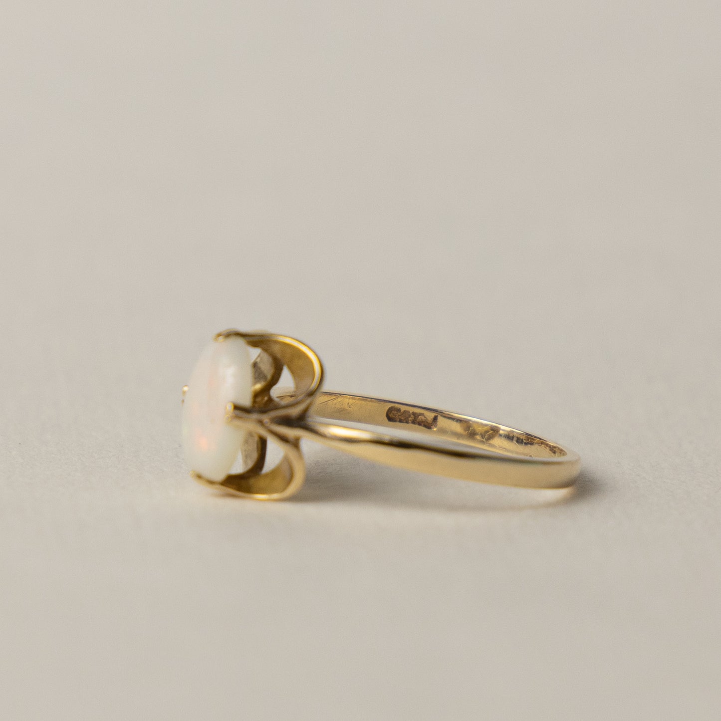 9 carat opal claw set ring