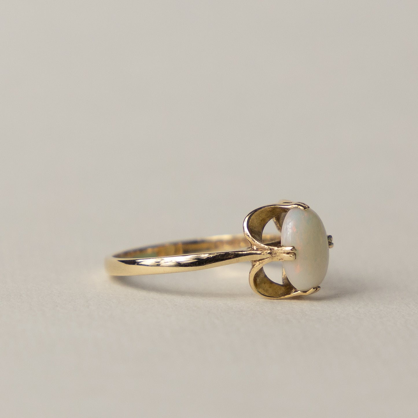 9 carat opal claw set ring