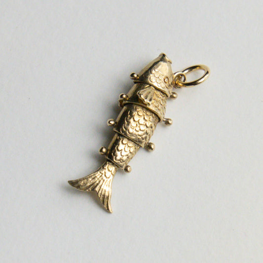 9ct articulated fish pendant