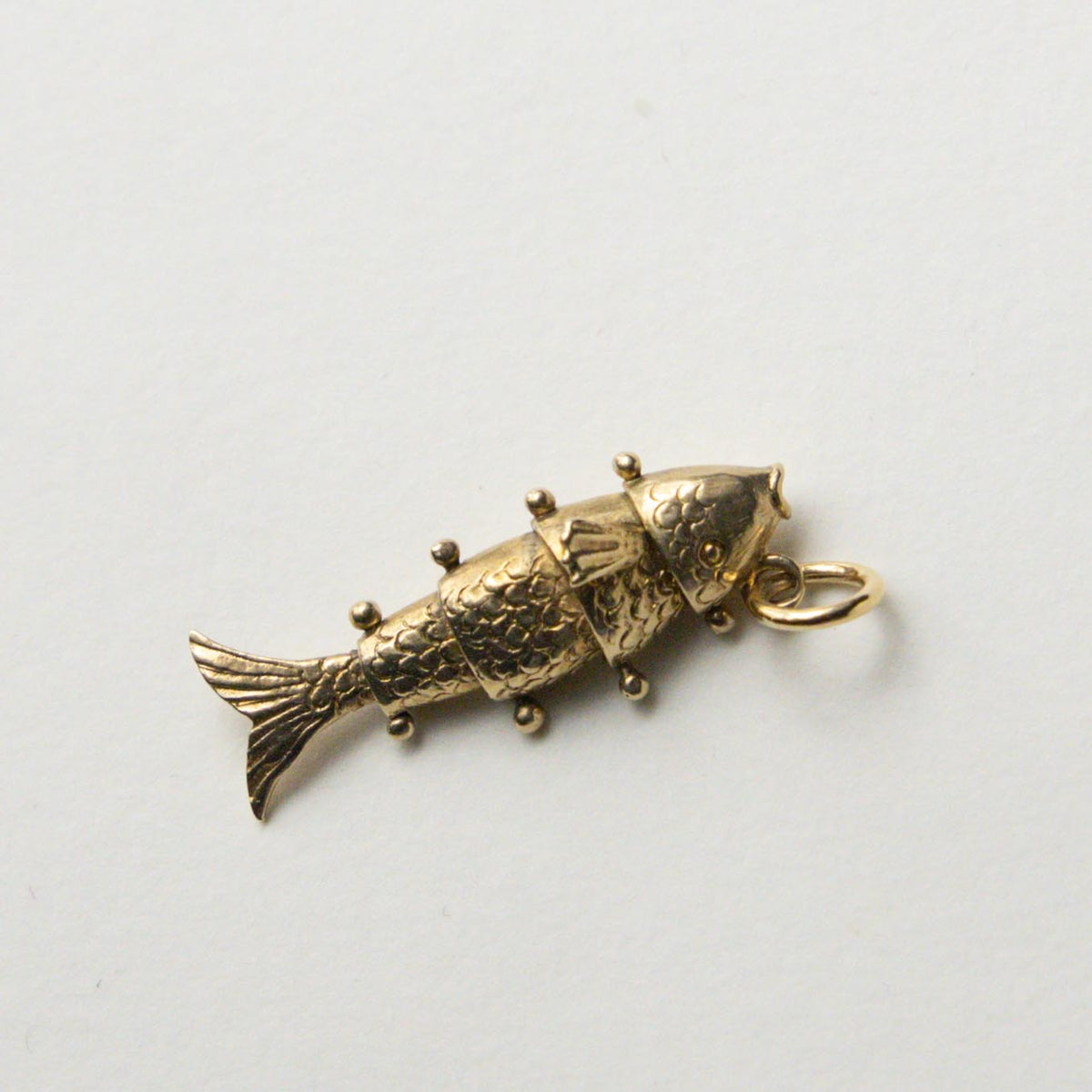 9ct articulated fish pendant