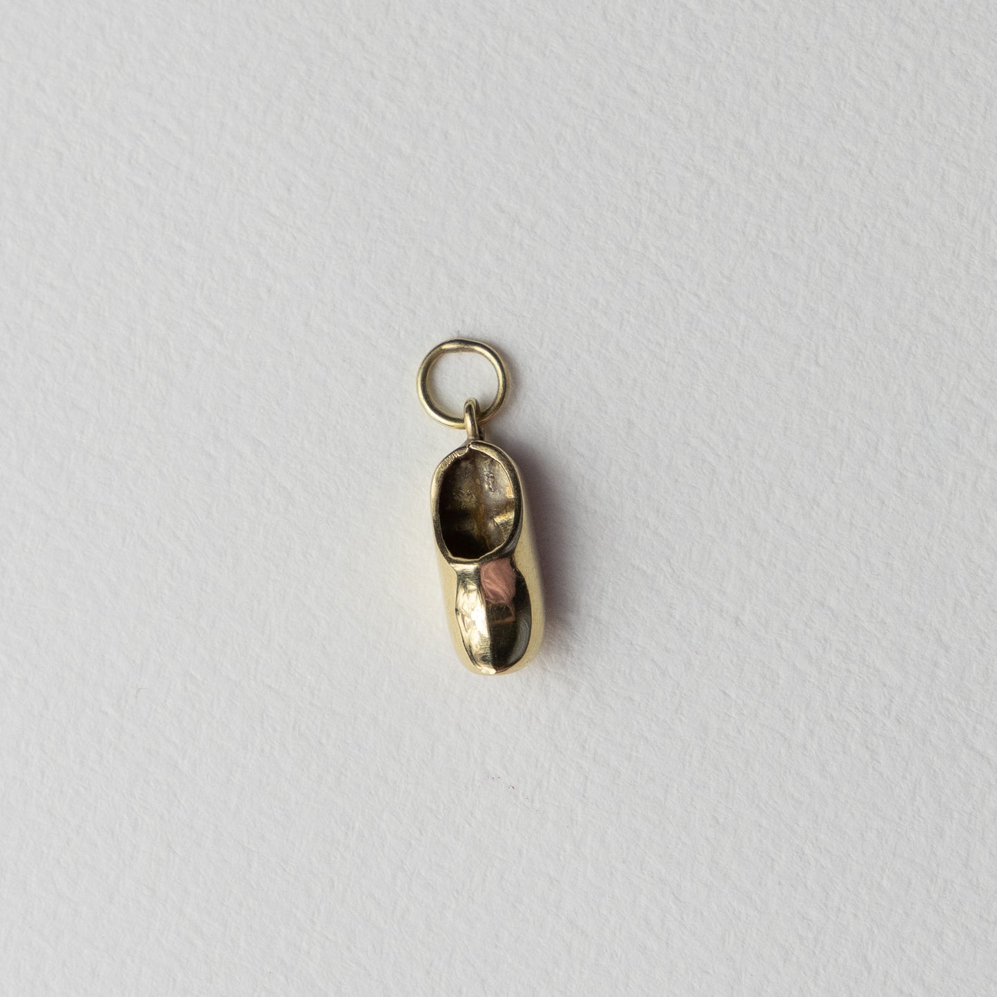 18 carat dutch wooden shoe pendant