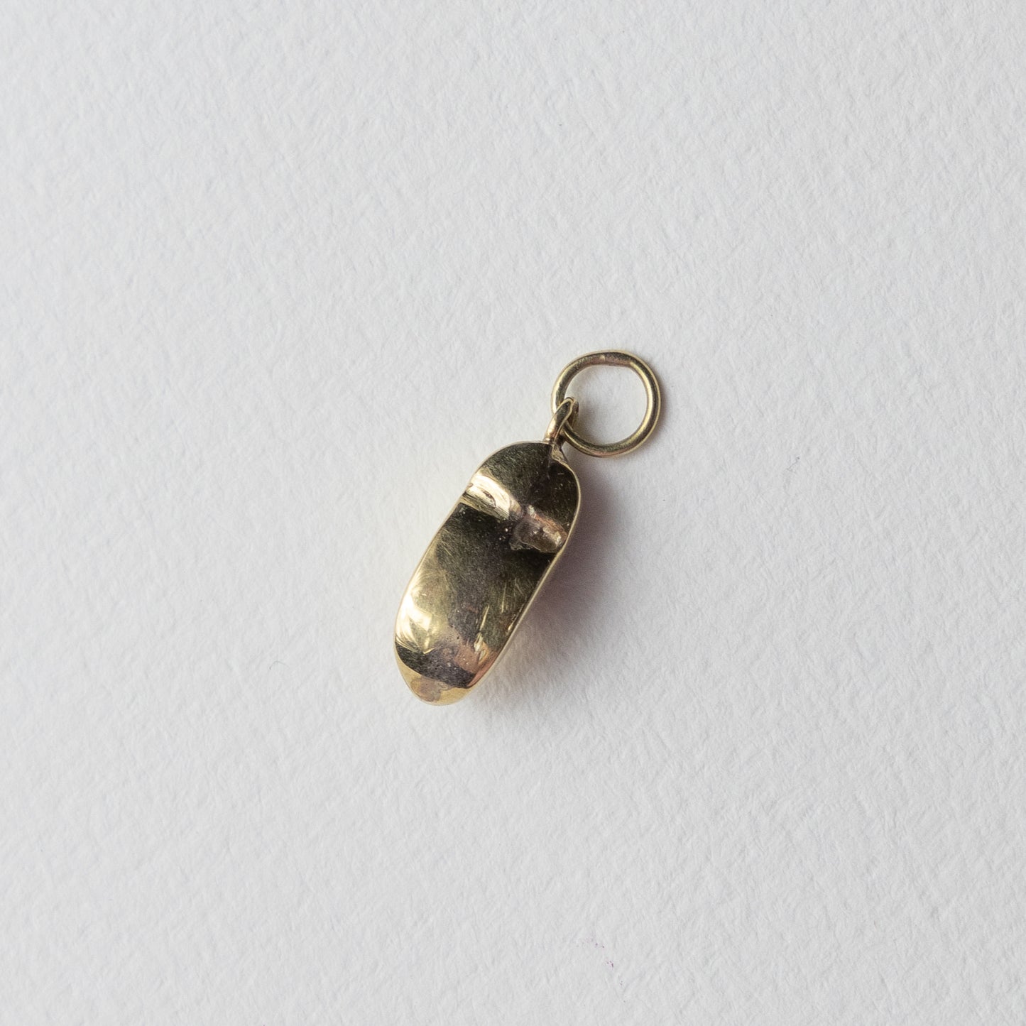 18 carat dutch wooden shoe pendant