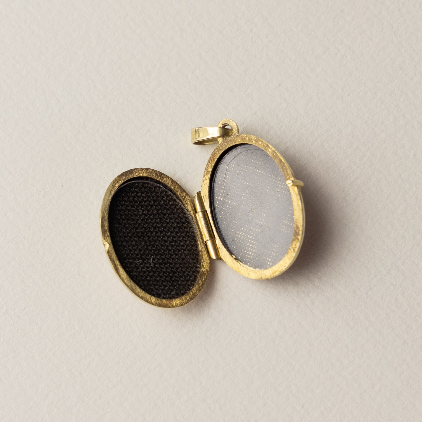 8 carat gold locket pendant