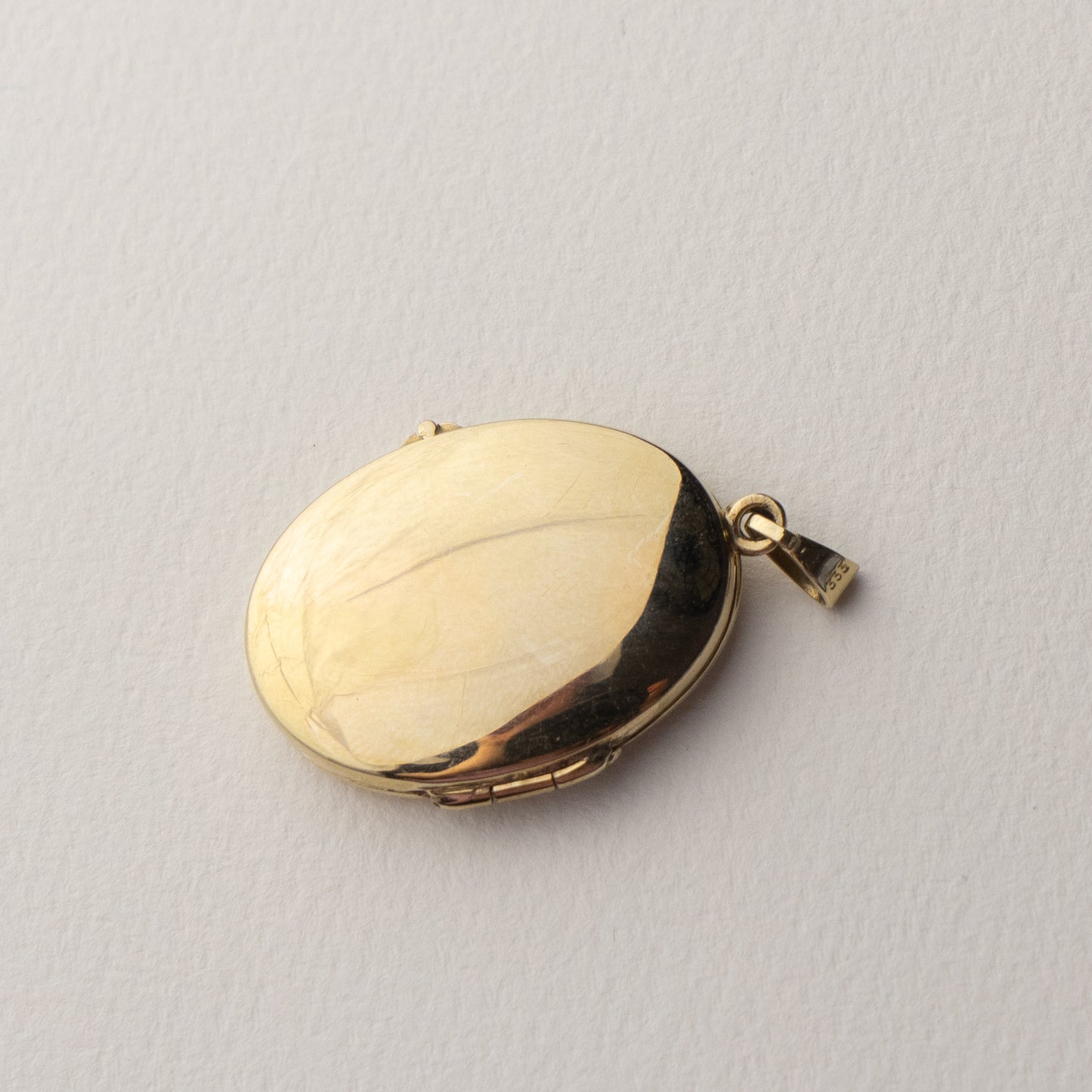 8 carat engraved floral locket