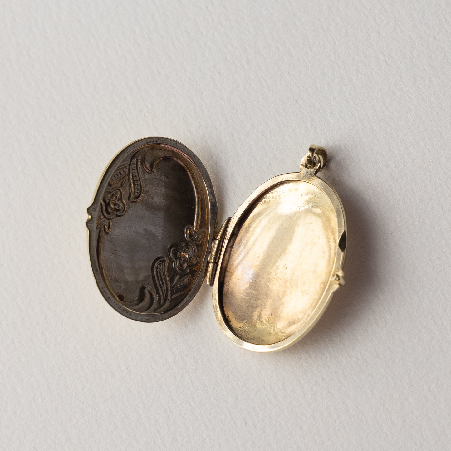 8 carat engraved floral locket