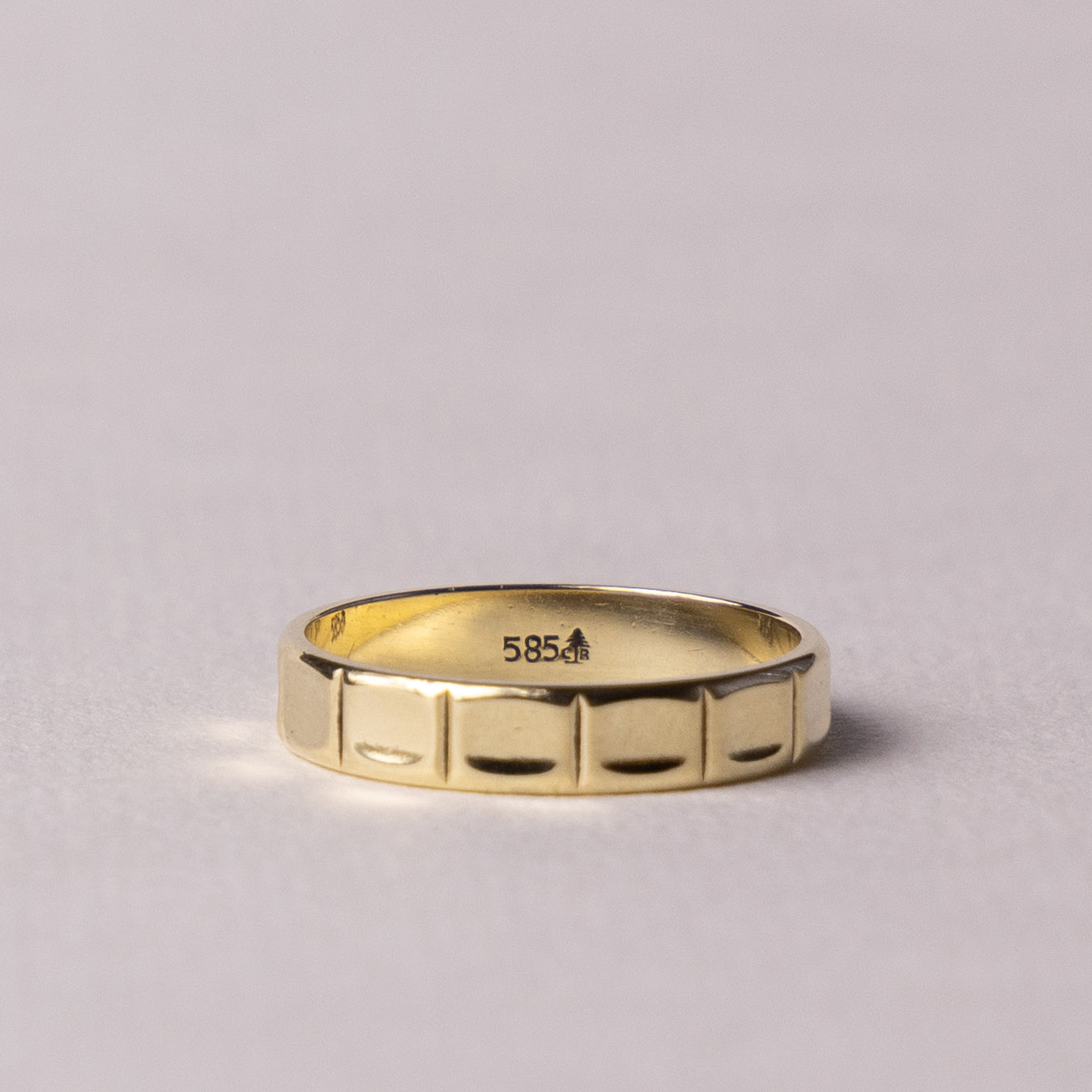 14 carat gold band ring