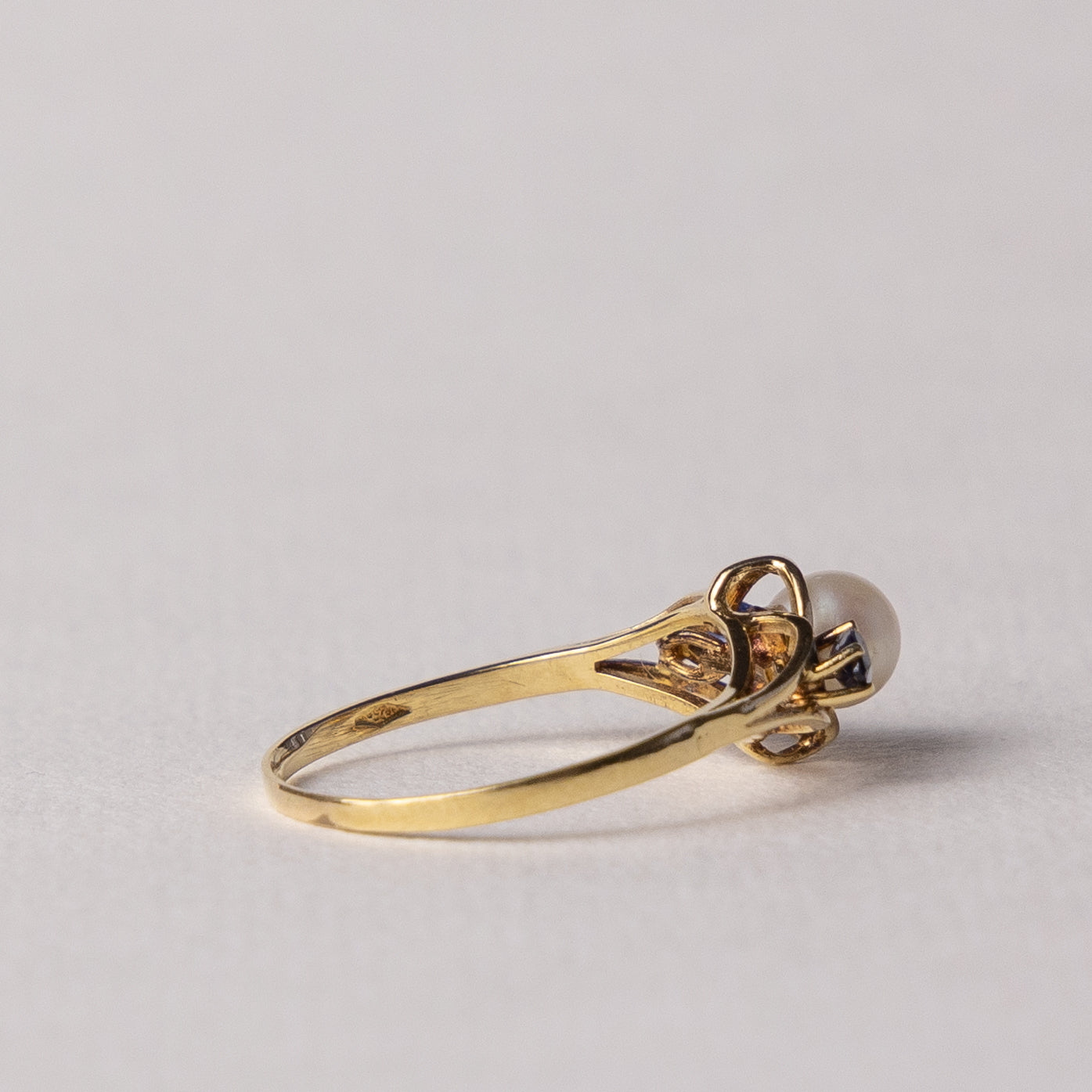 18 carat pearl sapphire ring