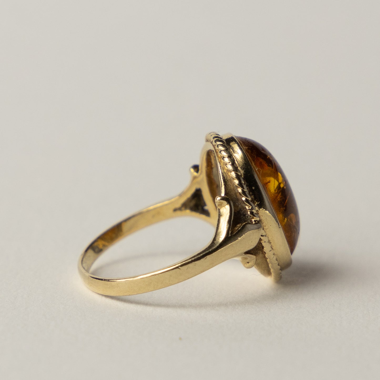 9 carat amber gemstone ring