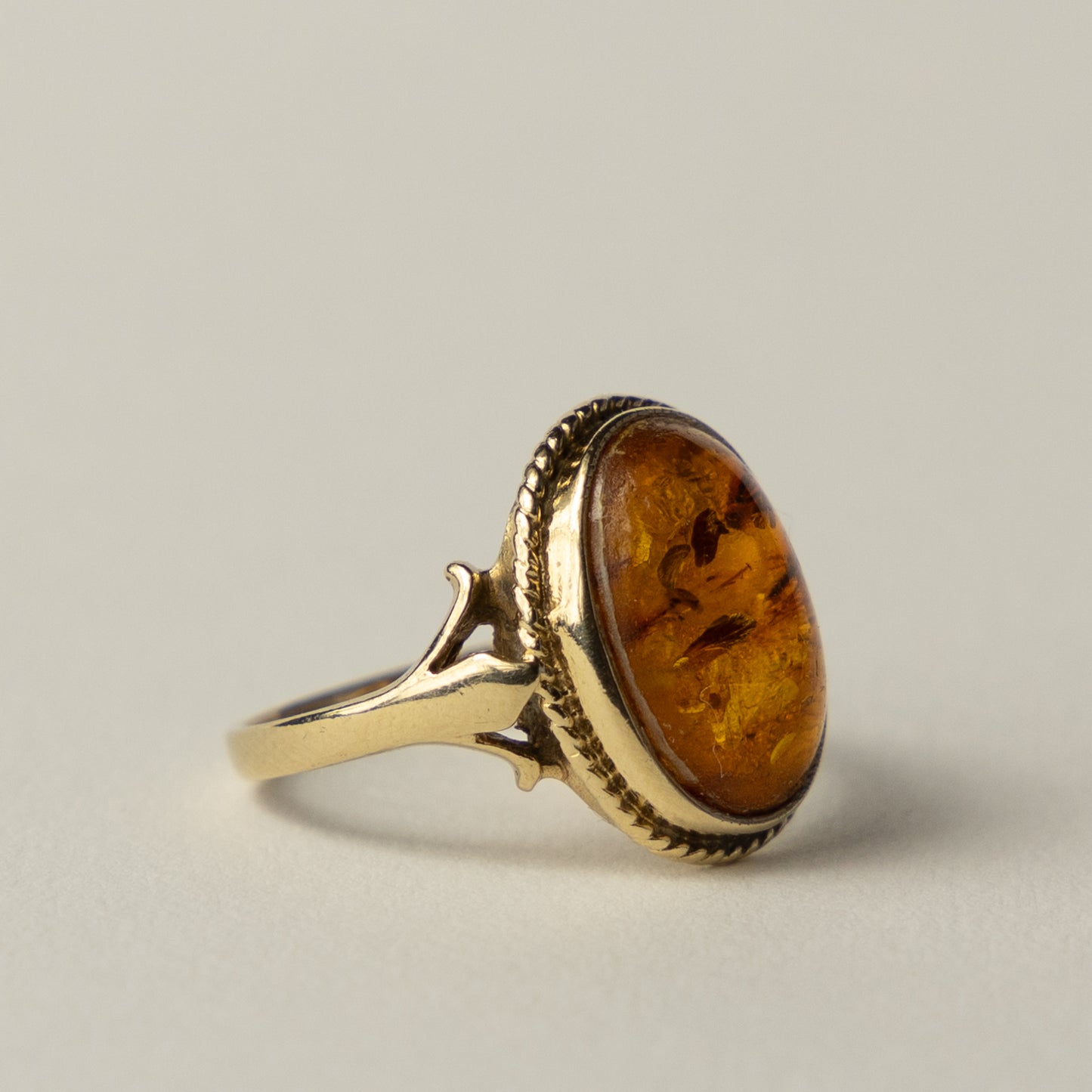 9 carat amber gemstone ring