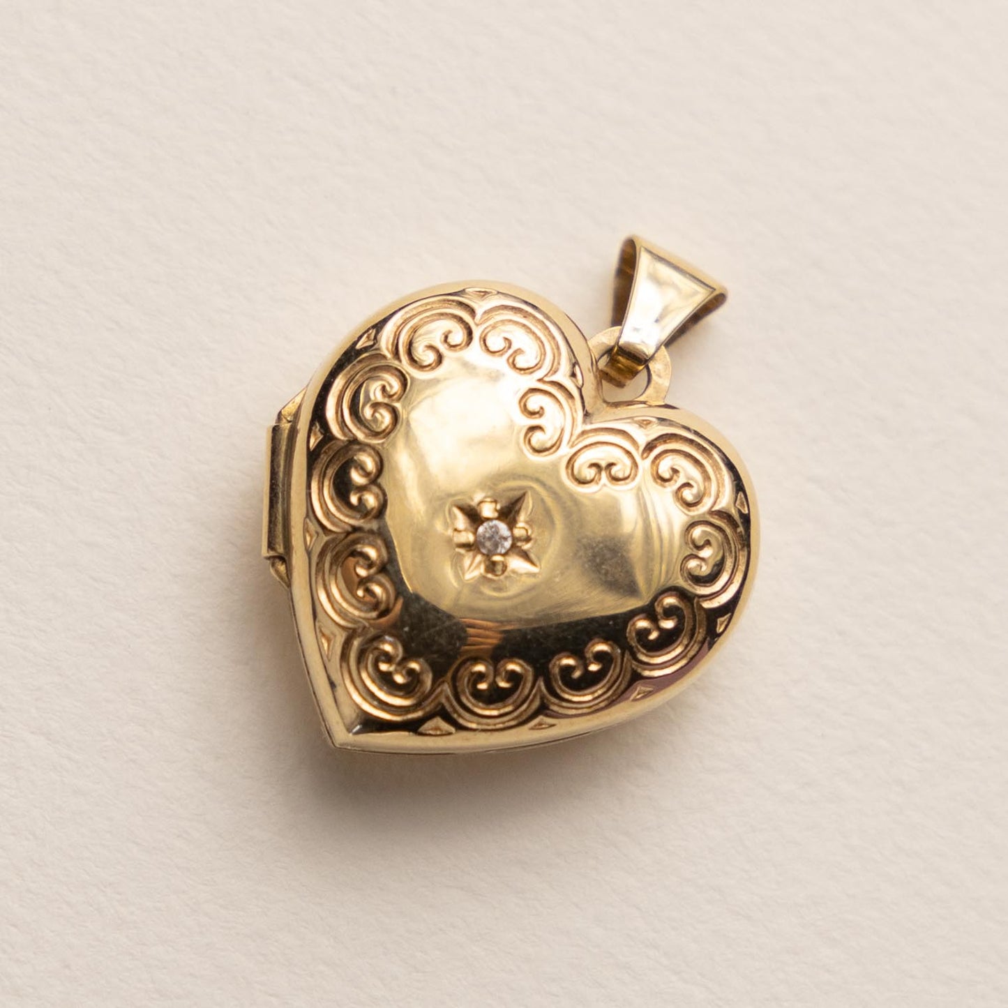 9ct diamond heart locket medaillon