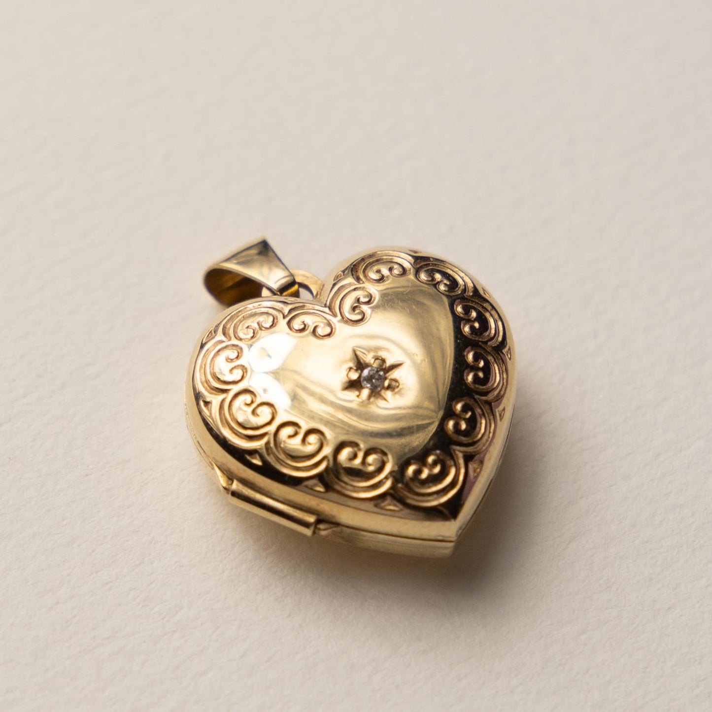 9ct diamond heart locket medaillon