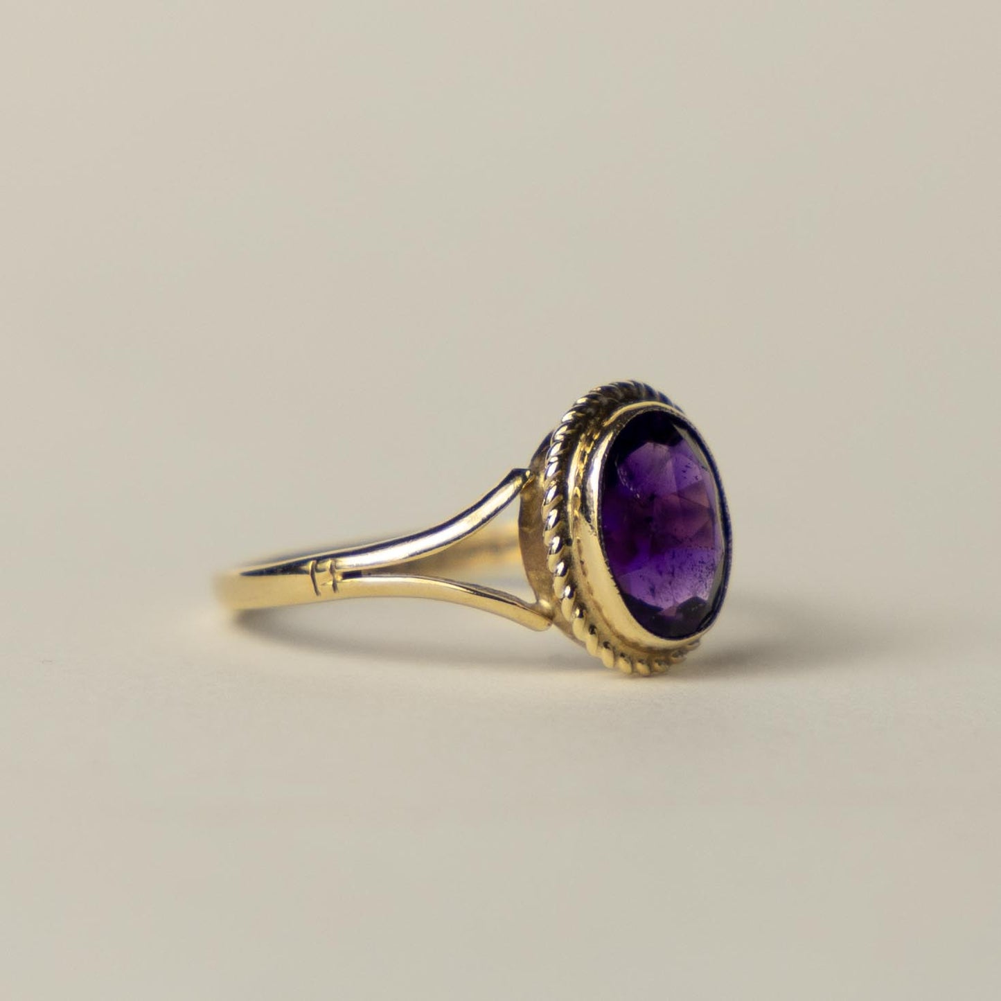9ct amethyst solitaire ring