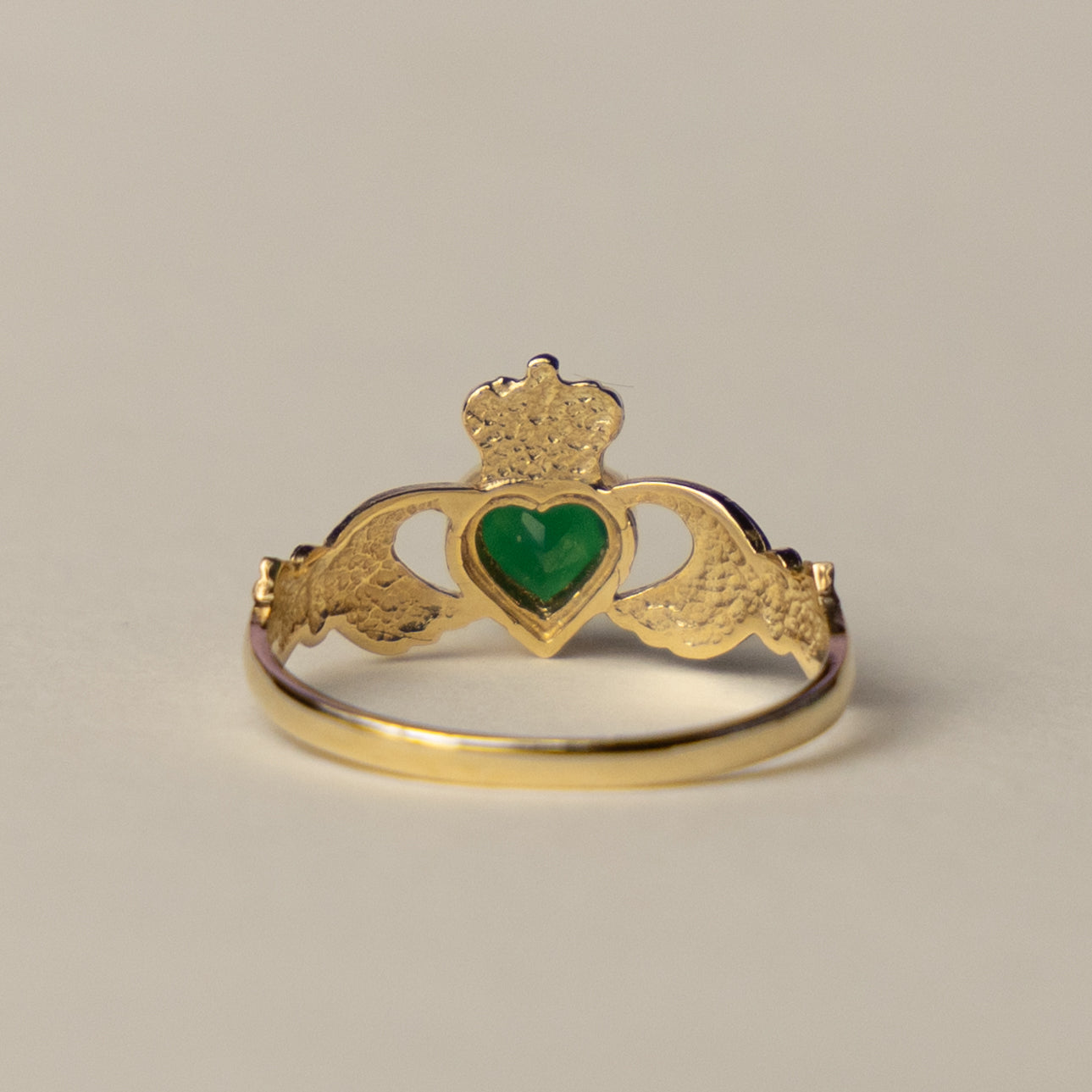 9ct gold claddagh emerald ring