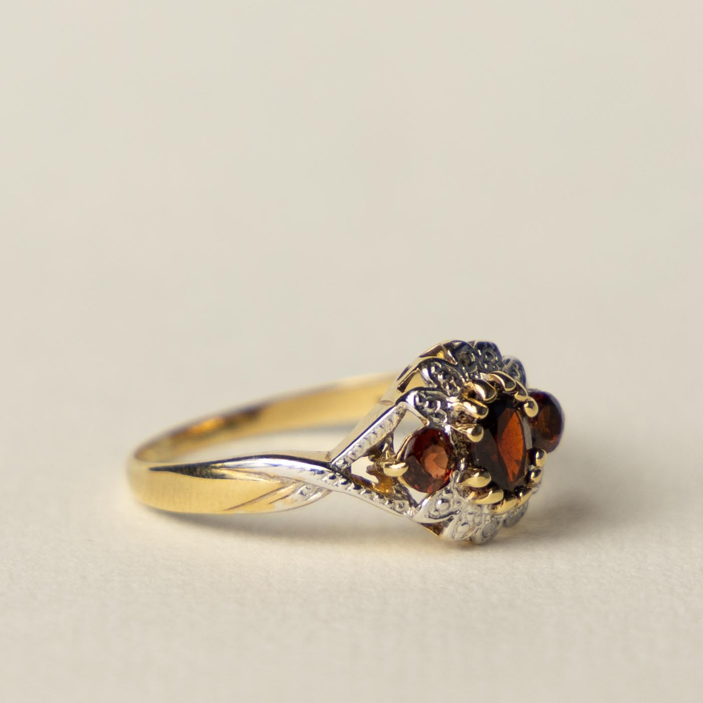 9ct garnet & diamond ring