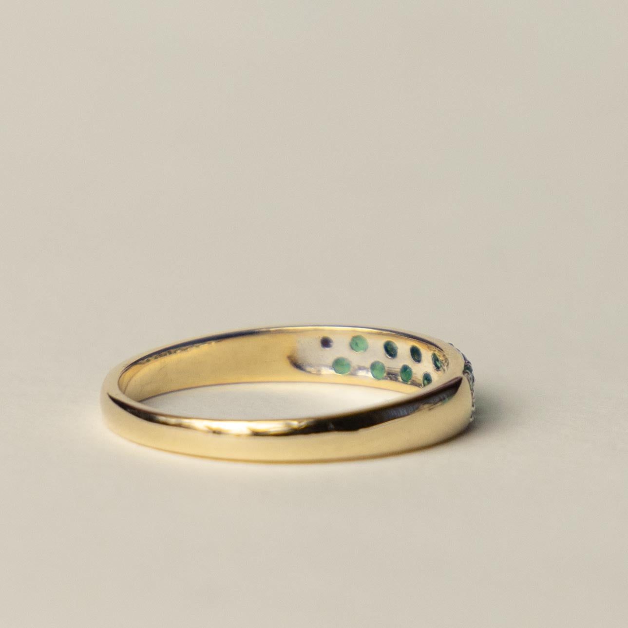 9ct emerald & diamond band ring