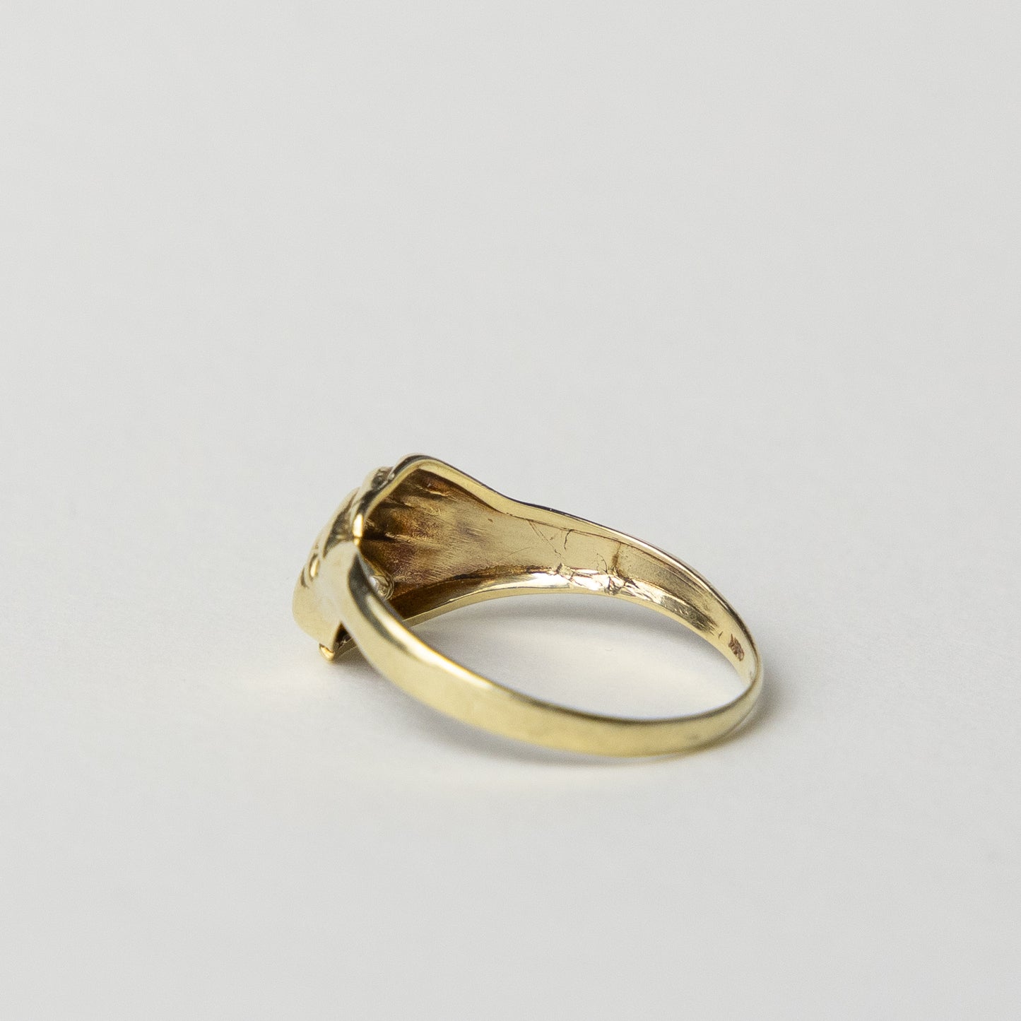 14 carat gold hand ring with diamond