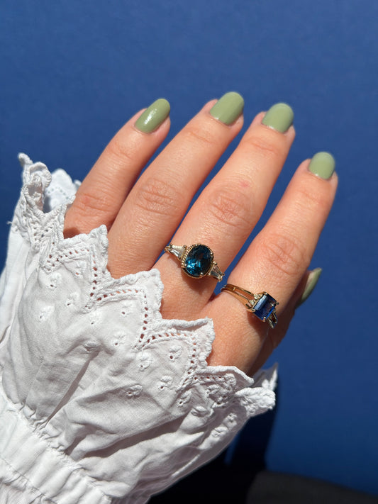 9ct blue & white topaz
