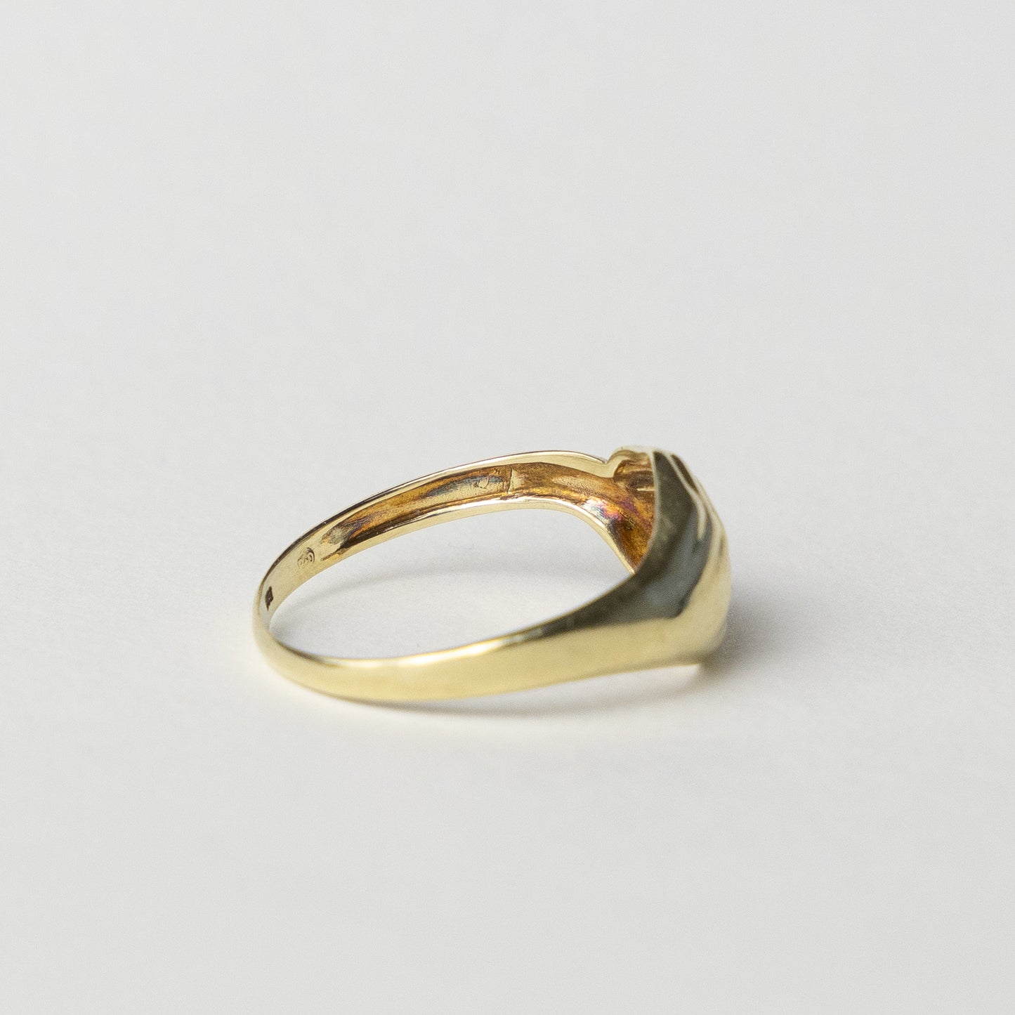 14 carat gold hand ring with diamond