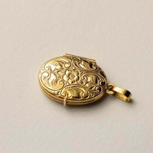 9ct engraved locket pendant