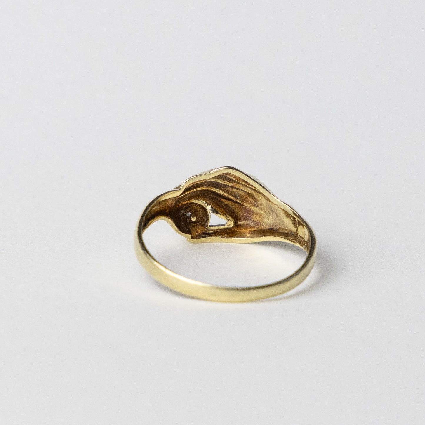 14 carat gold hand ring with diamond