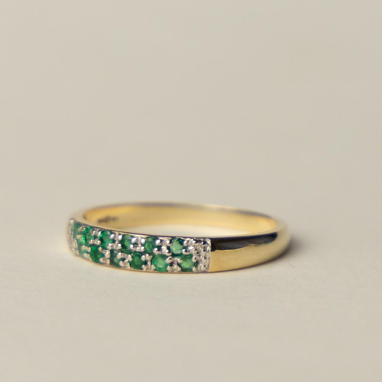 9ct emerald & diamond band ring