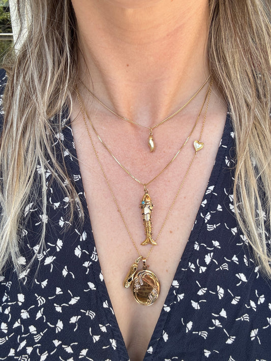 8 carat engraved floral locket