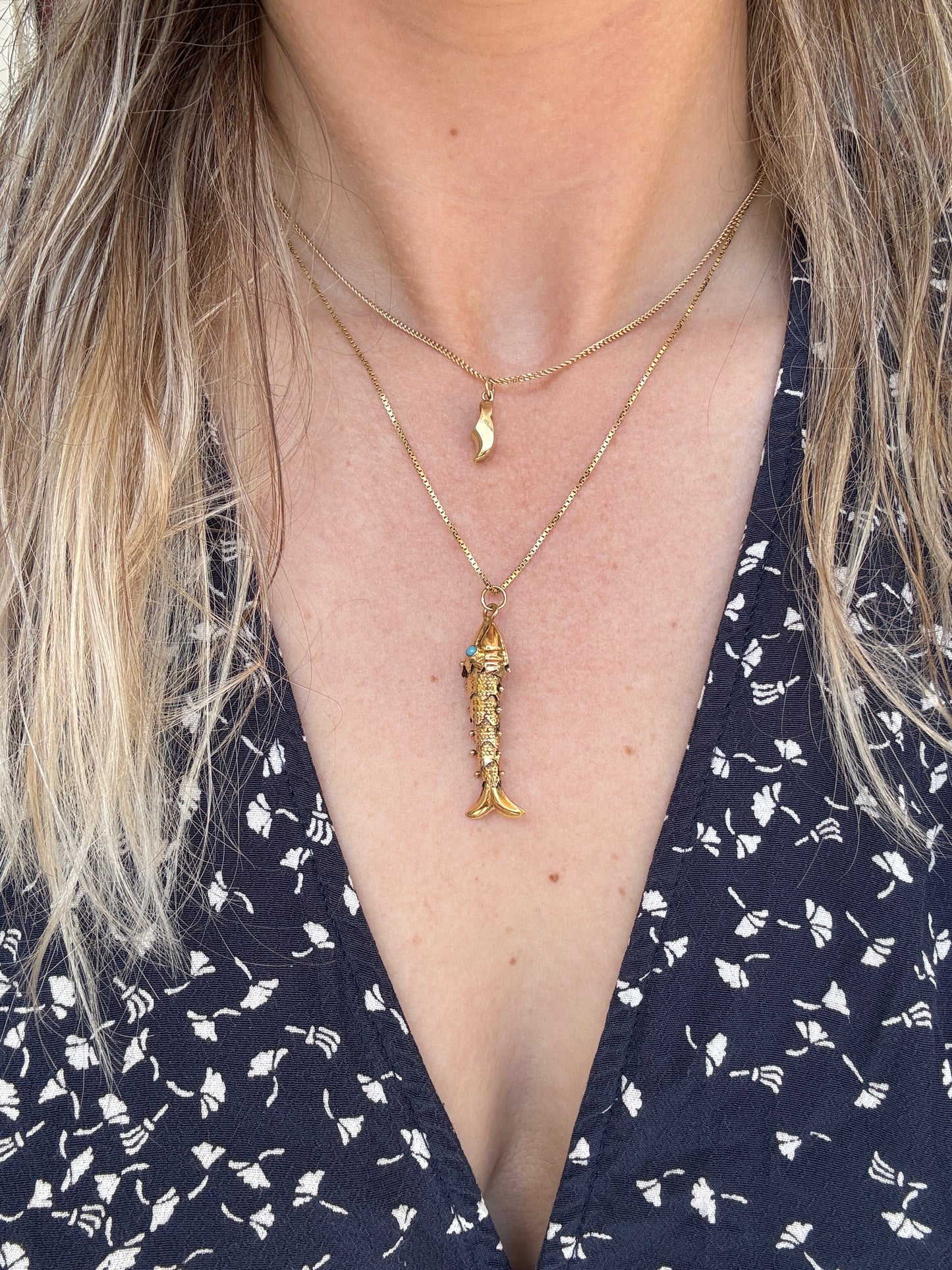9 carat articulated fish pendant turqouis
