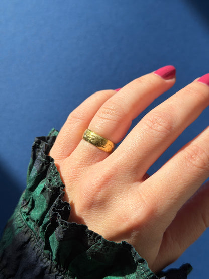 18ct gold engraved wedding band ring