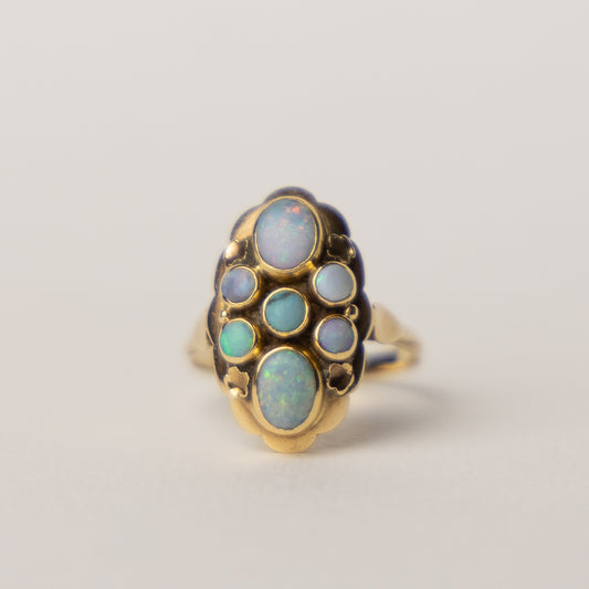 14 carat gold opal oval ring