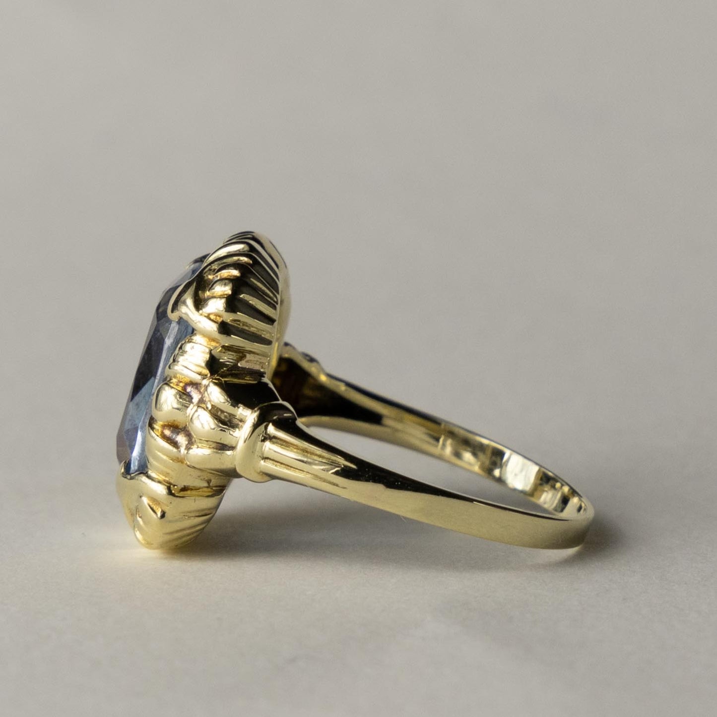 14ct topaz decorated ring