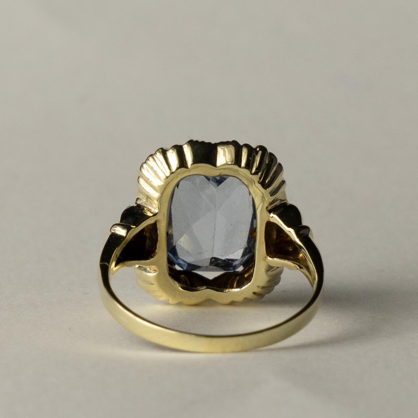 14ct topaz decorated ring