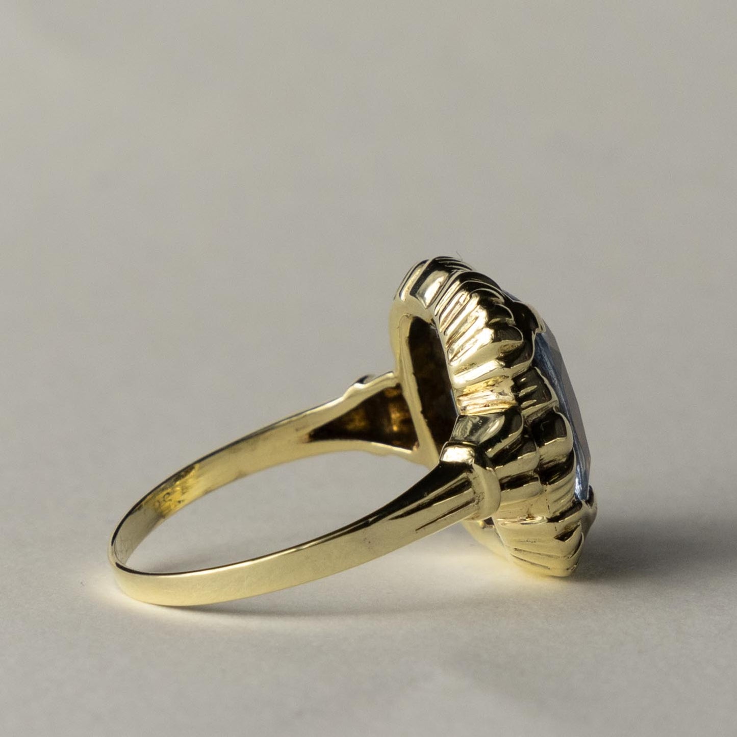 14ct topaz decorated ring