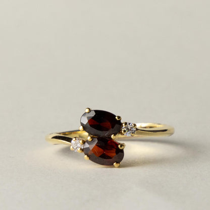 18ct garnet & diamond ring