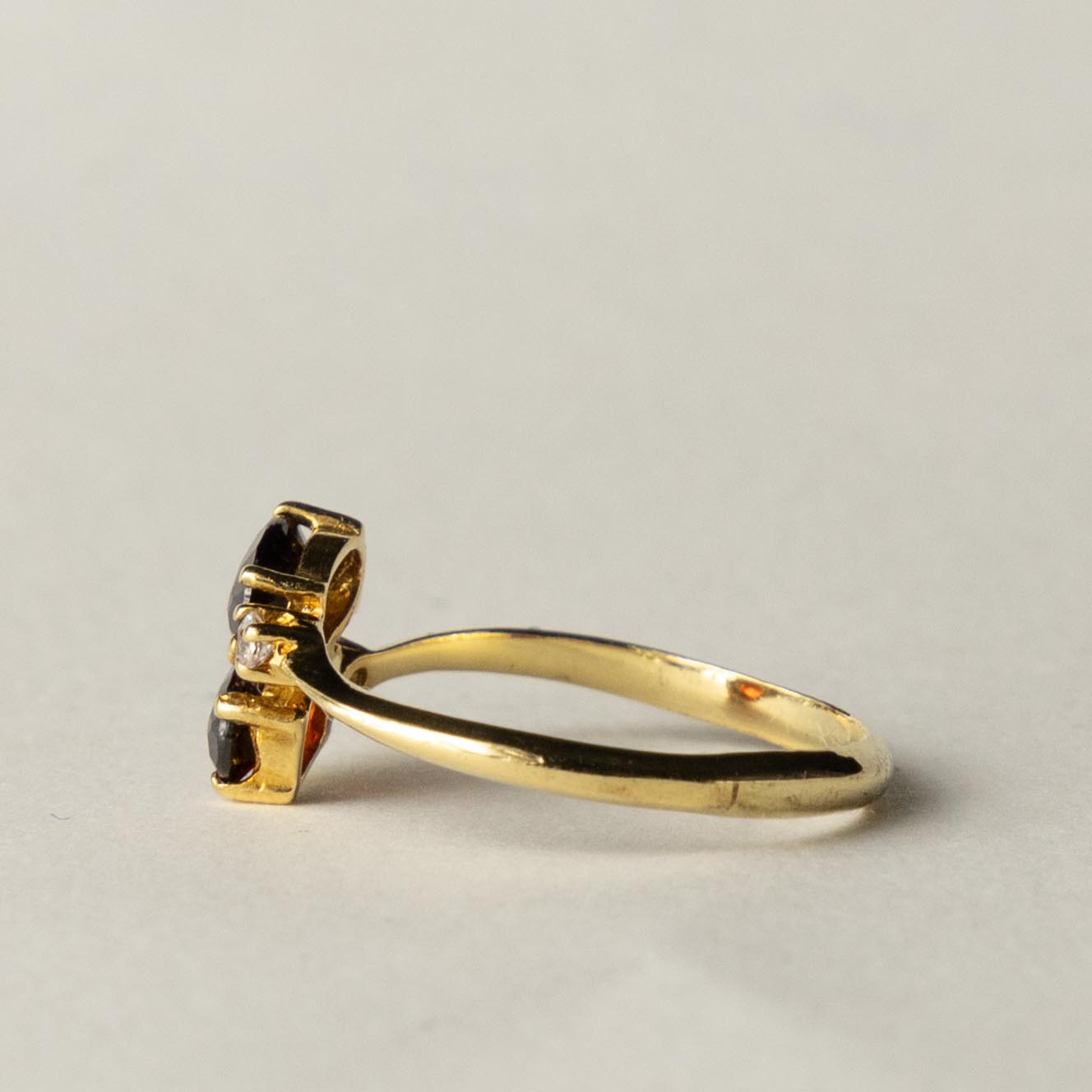 18ct garnet & diamond ring