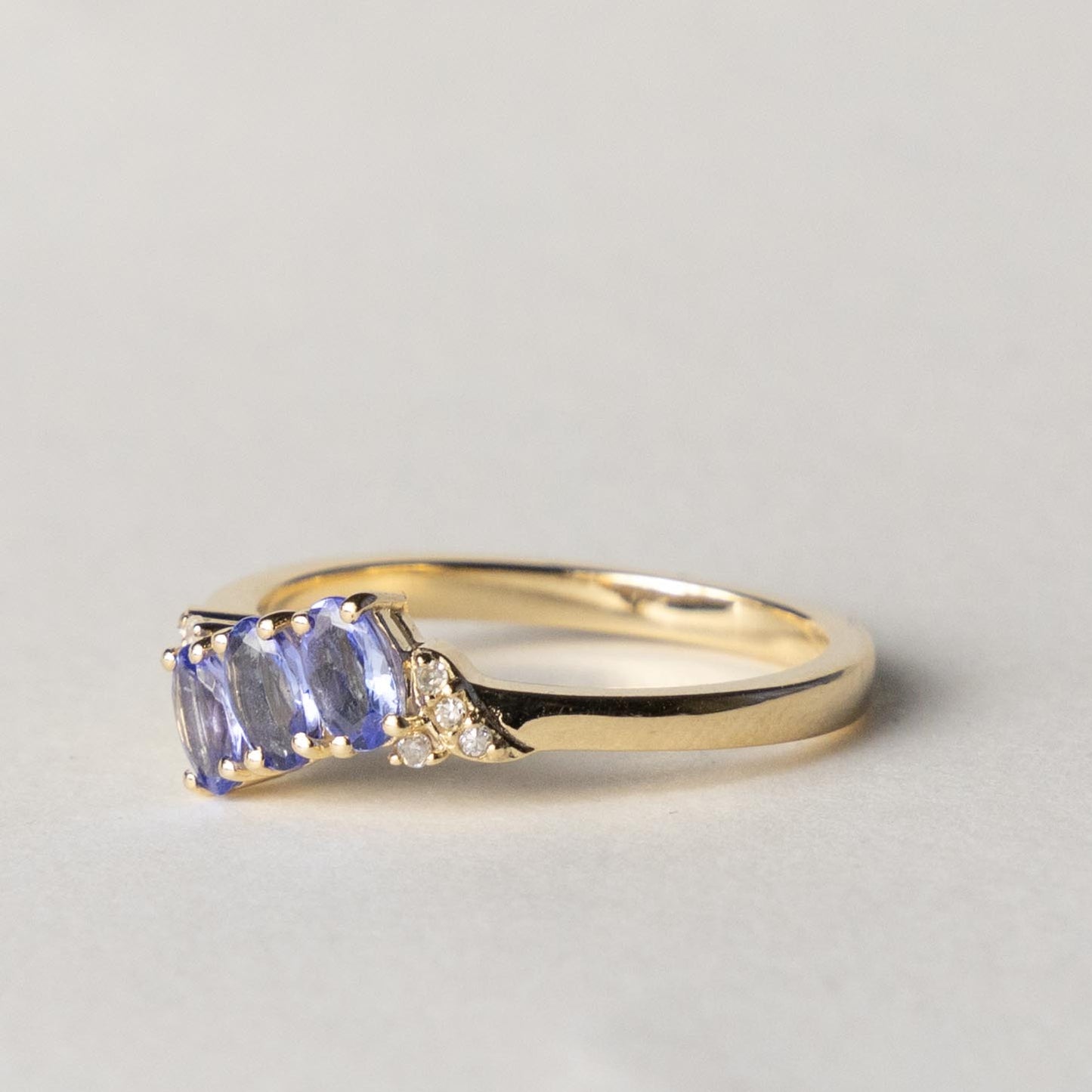 9ct tanzanite & diamond twist ring