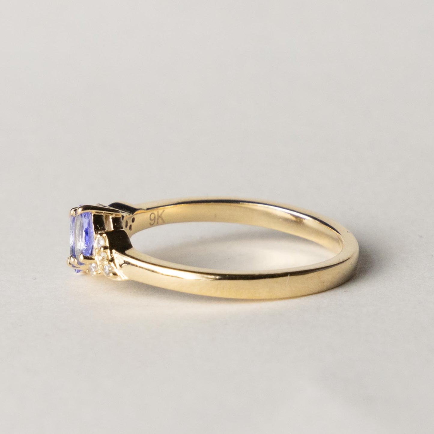 9ct tanzanite & diamond twist ring