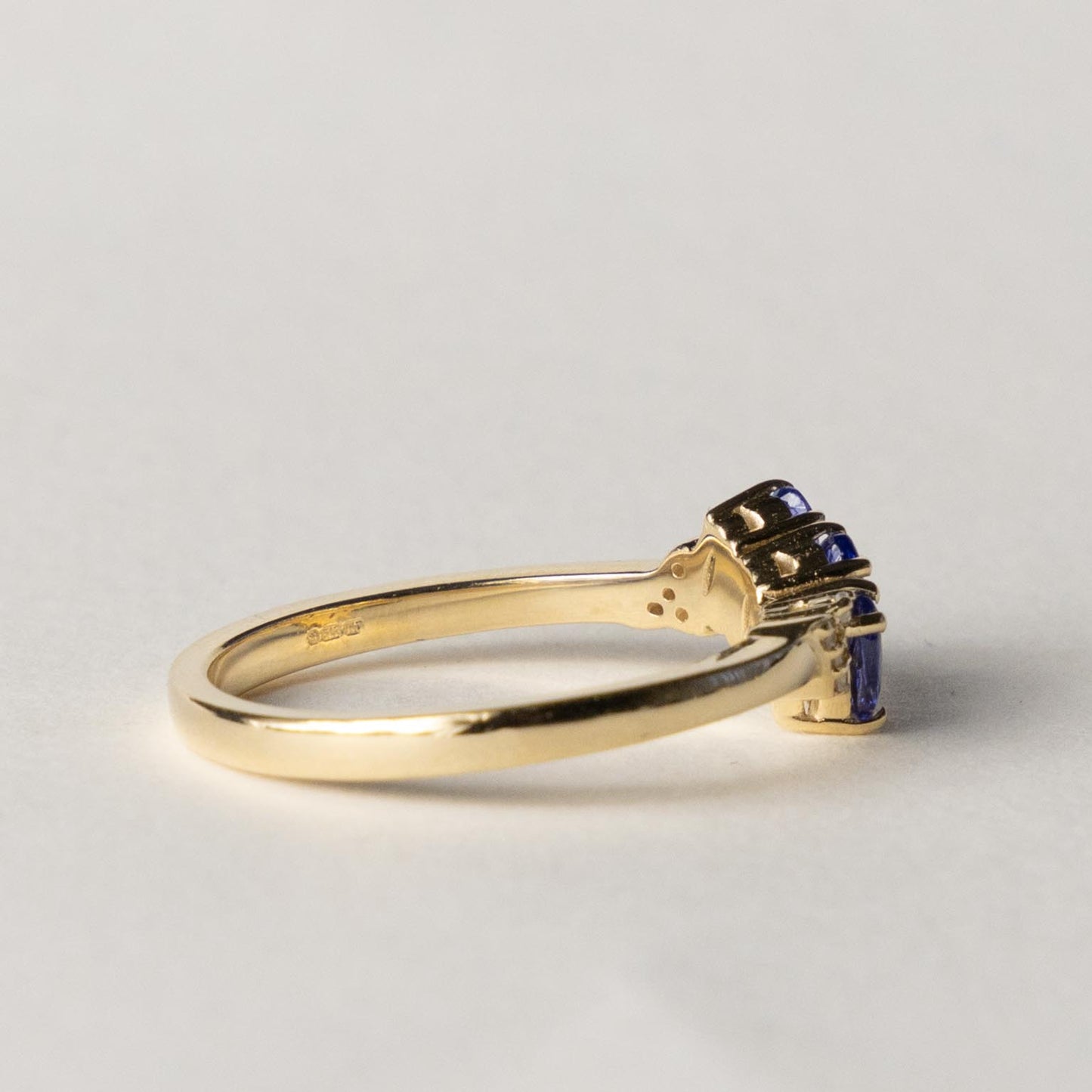 9ct tanzanite & diamond twist ring