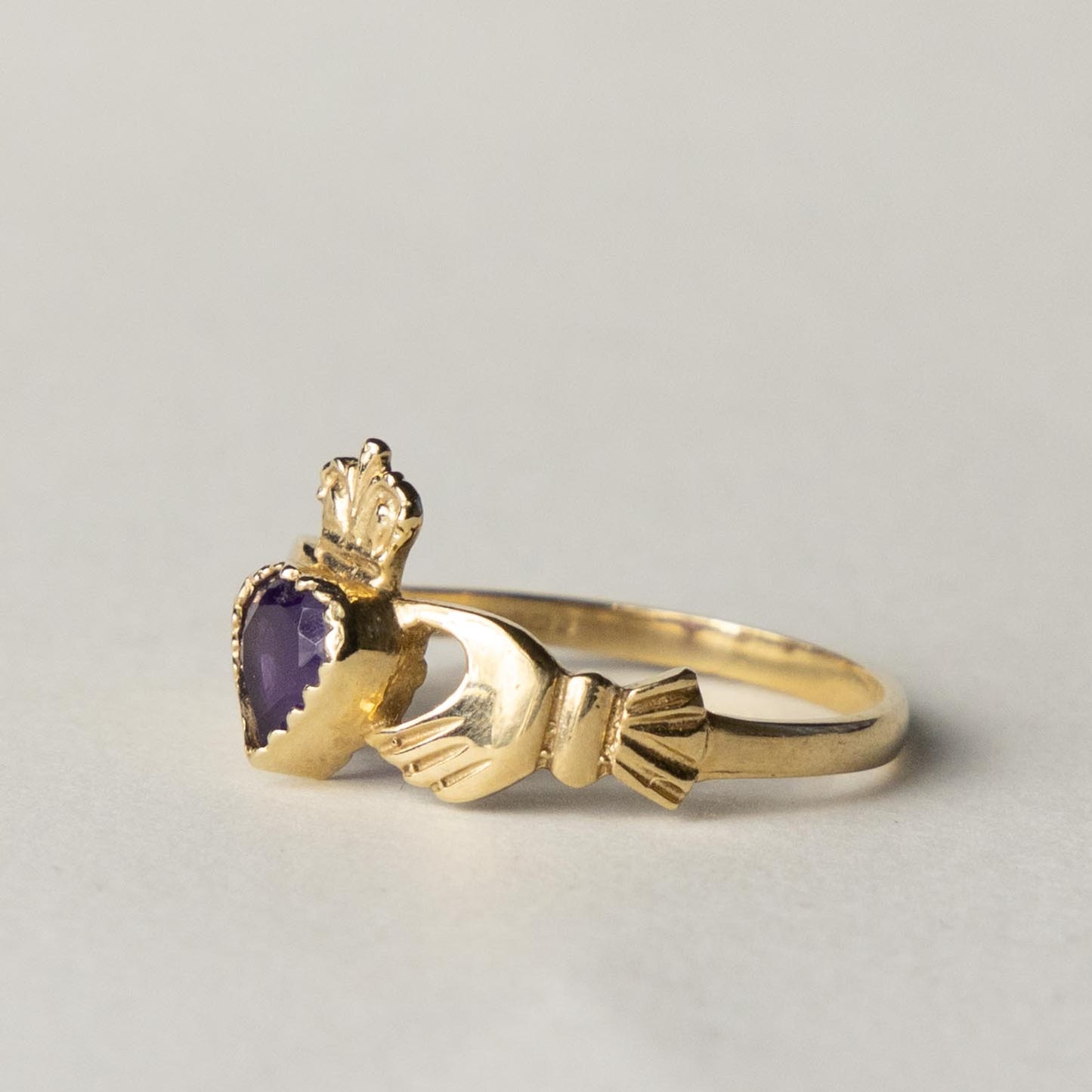 9ct claddagh amethyst ring